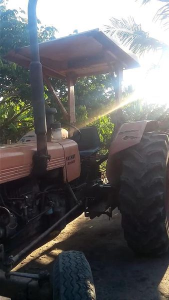 Vendo Trator Valmet id 85, com Cambona  pra puxar madeira, todo revisado a  parte de mecânica, valor 14 mil tem conversa.