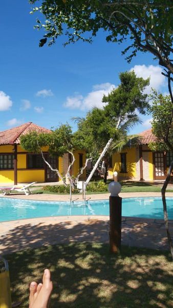 Alugo bangalô em Guaratiba, Wi-Fi, piscina, ar condicionado na sala e quarto, mezanino, 150 metros da praia com capacidade até 7 pessoas.