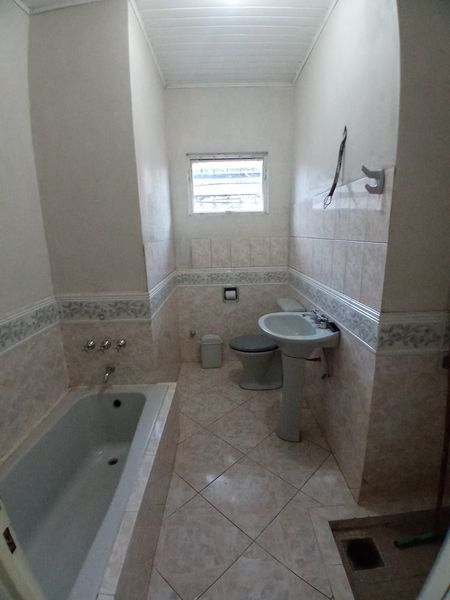 QUARTO MOBILIADO EM CASA UNIVERSITÁRIA FEMININA