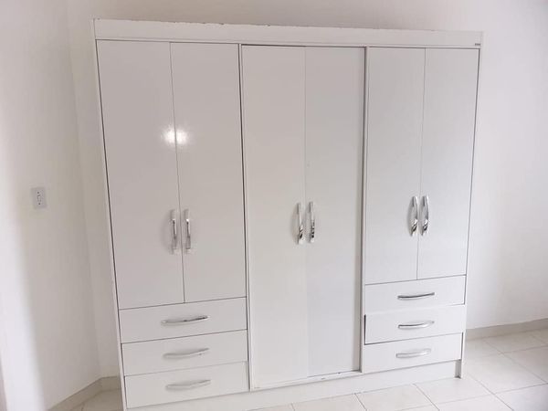 Vendo armário de 6 portas R$650,00