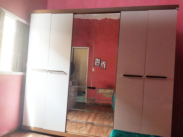 Roupeiro com 6 porta sendo a do meio com espelho
