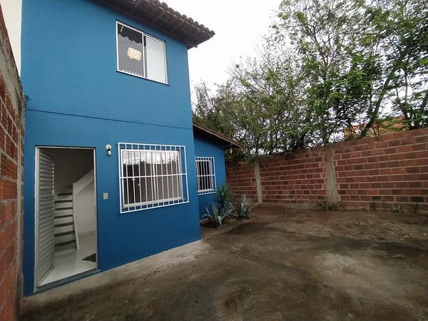 Vendo casa recém reformada, com dois quartos no primeiro andar, um quarto no térreo, banheiro, sala, cozinha, quintal amplo, garagem