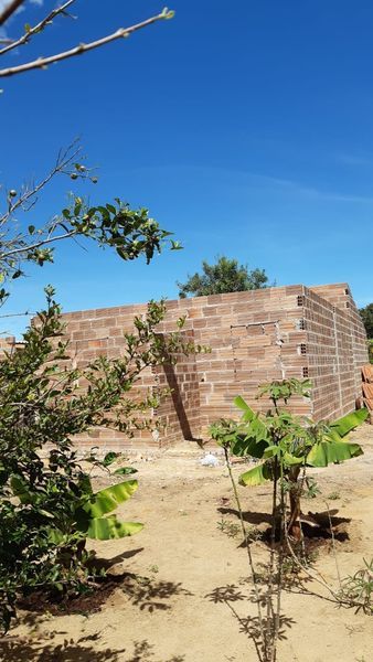 Terreno c/ casa semi acabada