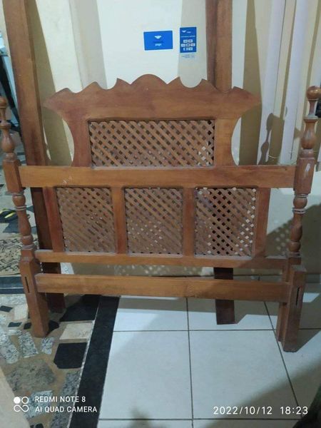 Vendo cama de casal de madeira pura