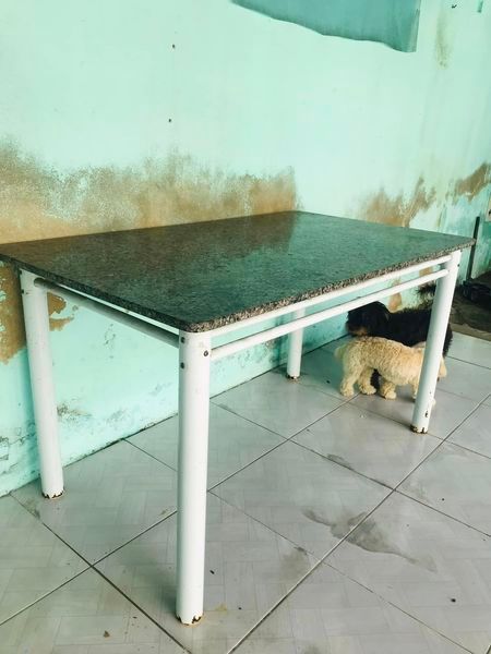 Mesa e armário