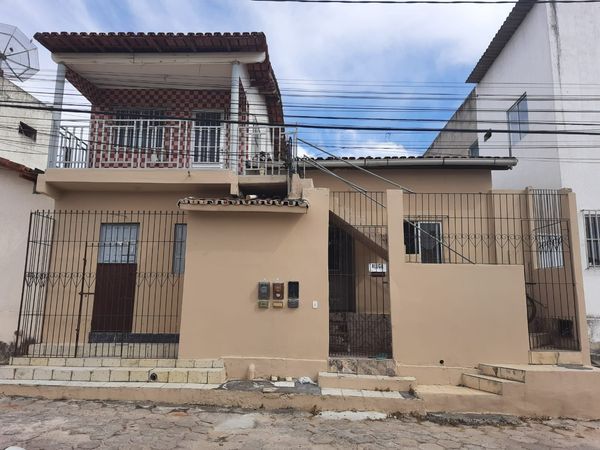 Vendo 1 casa e 2 kitnets edificada em terreno medindo 200,00m2