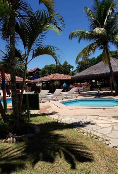 Alugo lindo apartamento em bangalô na praia de Guaratiba com área verde e piscinas, com churrasqueira,localizado a 90 metros do mar