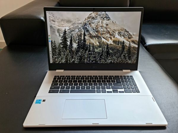 Notebook asus, tela 17.3 polegadas. Bateria com autonomia de cerca de 10 horas.