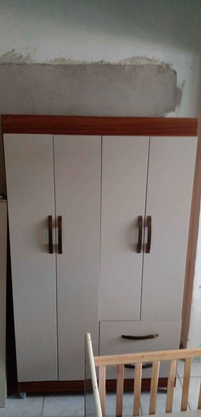 VENDO GUARDA-ROUPA 4 PORTAS 2 GAVETAS SEMI-NOVO TAMANHO PEQUENO PARA SOLTEIRO COR BEM BONITA