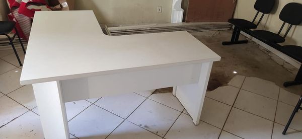 Mesa nova de escritório com 5 cadeiras