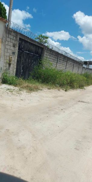 Terreno de 720 metros quadrados, todo murado com galpão, fica 200 metros da avenida Getulio Vargas