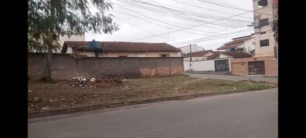 Vende-se terreno no centro de Teixeira
